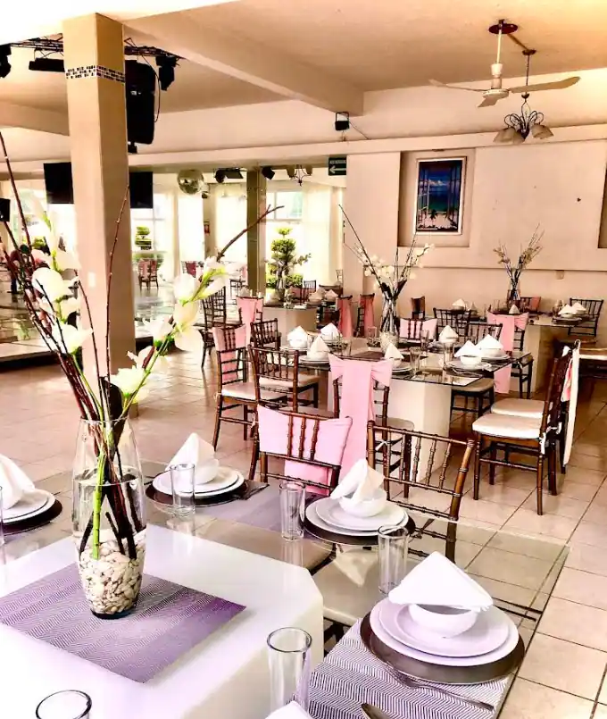 Montaje elegante con centros de mesa